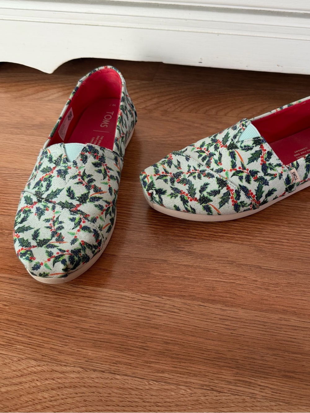 Tom’s Size 7 Mint Holly Jolly Slip Ons